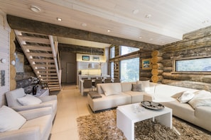 TV layar datar dan perapian