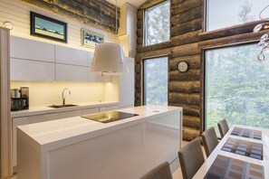 Refrigerador con freezer, microondas, horno, placa de cocina