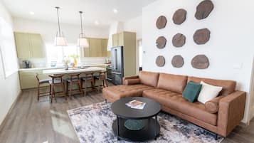 Premium Suite (1) | Living area | LED TV, Netflix, Hulu, heated floors
