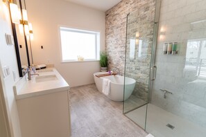 Premium Suite (1) | Bathroom | Shower, free toiletries, hair dryer, towels