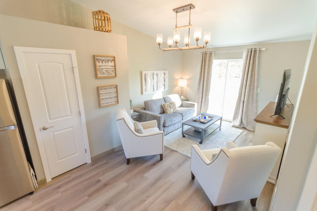 Premium Suite (6) | Living room | LED TV, Netflix, Hulu, heated floors