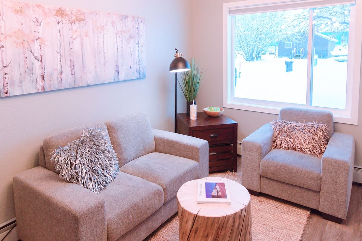 Premium Suite (8) | Living area | LED TV, Netflix, Hulu, heated floors