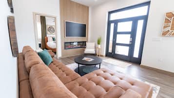 Premium Suite (1) | Living area | LED TV, Netflix, Hulu, heated floors