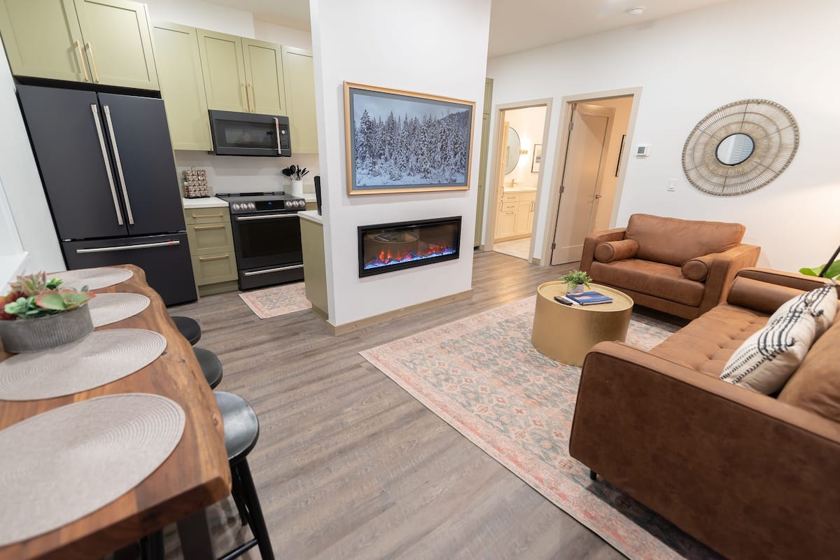 Premium Suite (3) | Living area | LED TV, Netflix, Hulu, heated floors