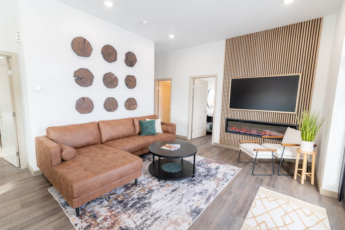 Premium Suite (1) | Living area | LED TV, Netflix, Hulu, heated floors