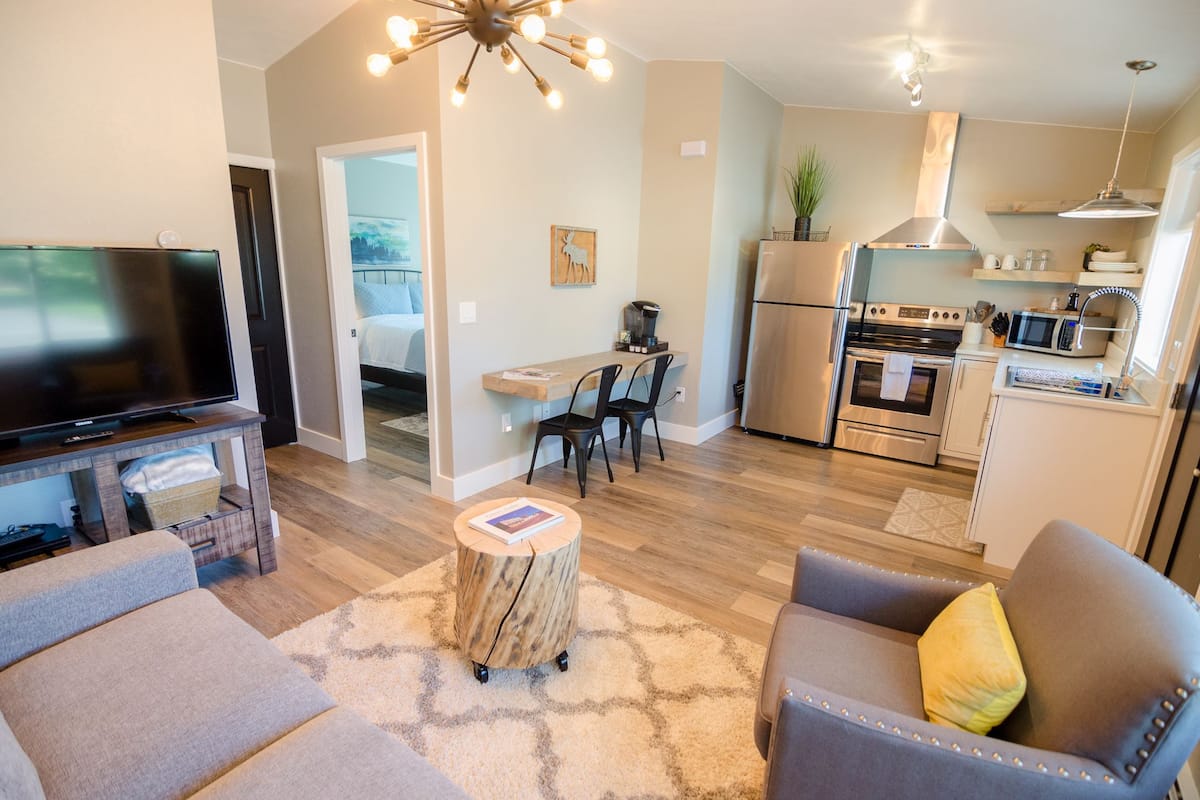 Premium Suite (7) | Living area | LED TV, Netflix, Hulu, heated floors