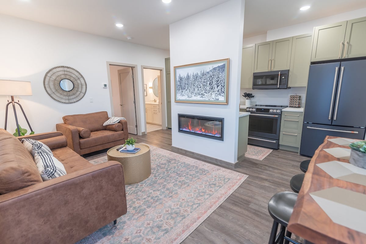 Premium Suite (2) | Living area | LED TV, Netflix, Hulu, heated floors