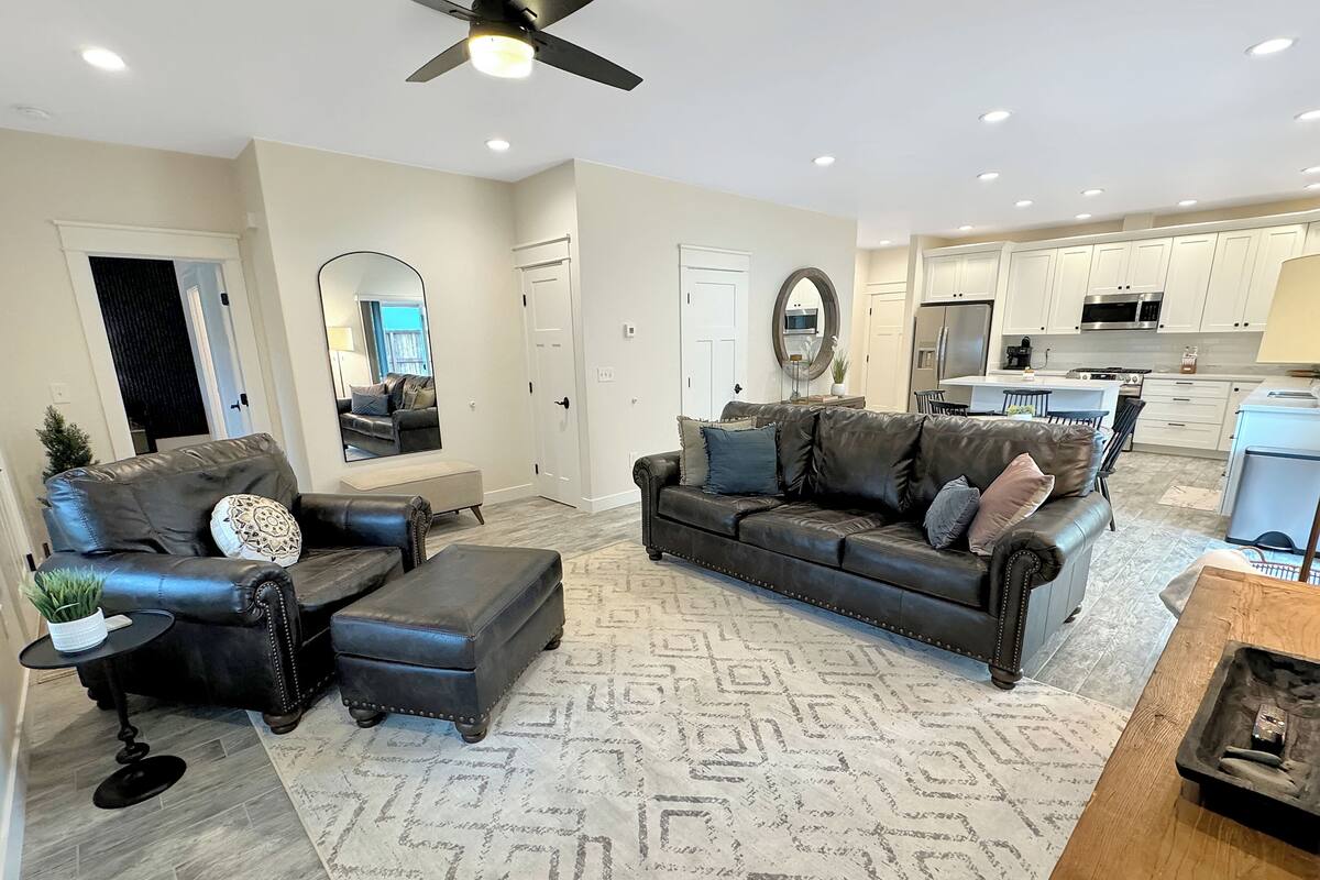 Premium Suite (11) | Living area | LED TV, Netflix, Hulu, heated floors