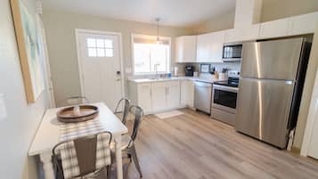 Premium Suite (6) | Private kitchen | Microwave, oven, stovetop, dishwasher