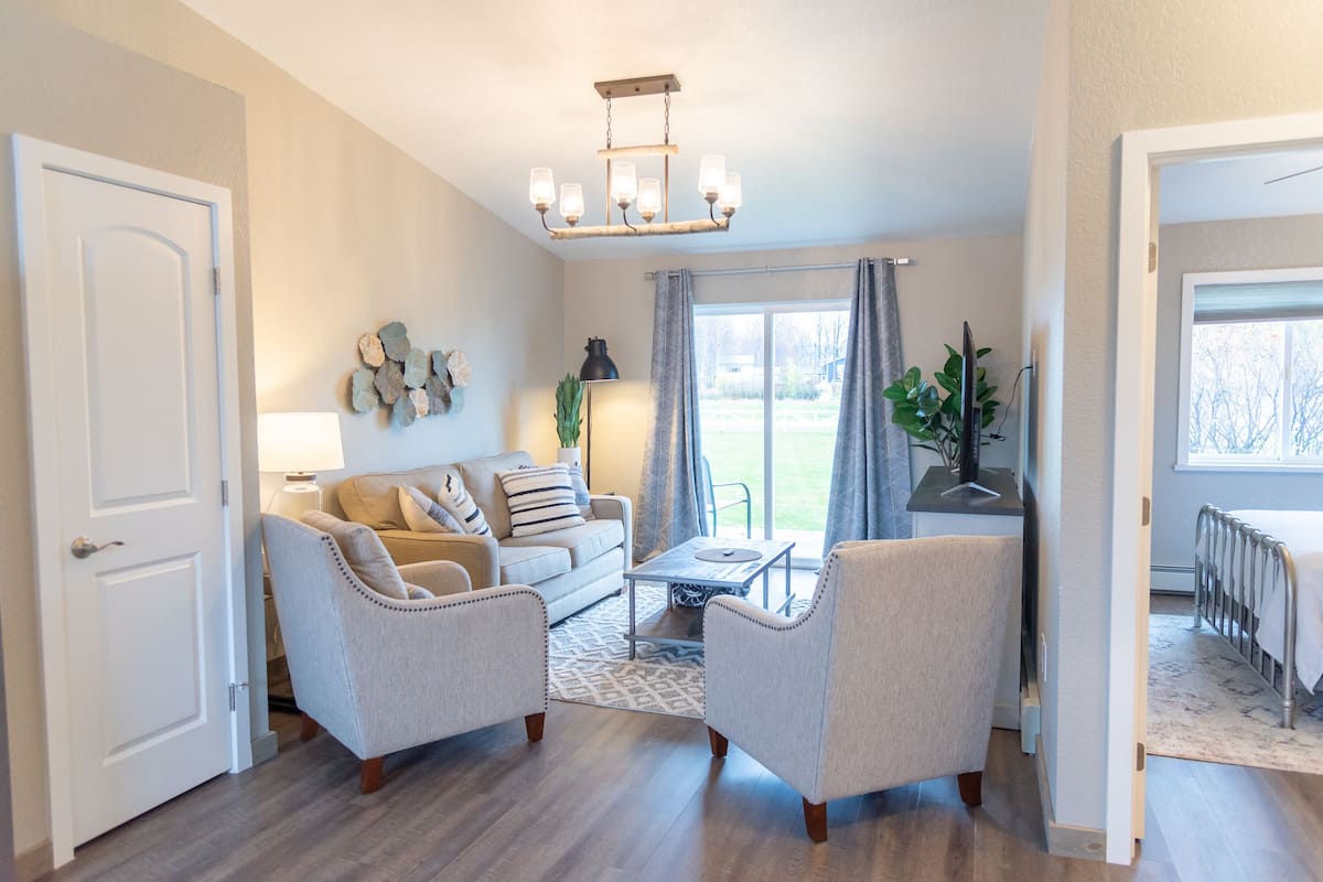 Premium Suite (5) | Living area | LED TV, Netflix, Hulu, heated floors
