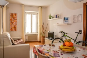 Apartment, 1 Schlafzimmer, Balkon (2-4 Pax) | Wohnbereich | Fernseher
