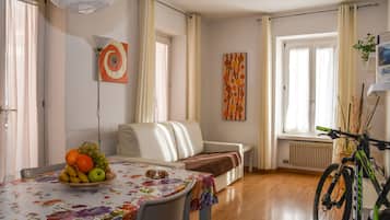 Appartement, 1 slaapkamer, balkon (2-4 Pax) | Woonruimte | Een televisie