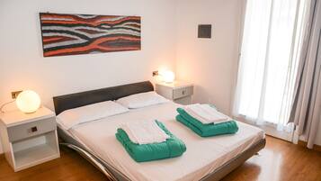 Appartement, 2 slaapkamers, balkon (3-6 Pax) | Een bureau, babybedden, gratis wifi