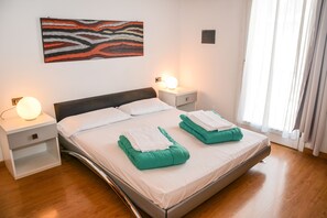 Apartment, 2 Bedrooms, Balcony (3-6 Pax) | Meja, katil bayi/kot (surcaj), Wi-fi percuma 