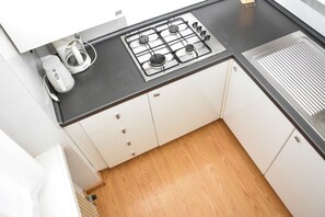 Departamento, 1 habitación, vista al lago (2-4 Pax) | Cocina privada | Refrigerador, parrilla de estufa, tetera eléctrica y tostadora