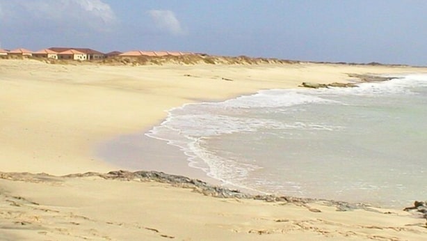 A beach with a row of houses along the shore. - Bungalows Bela Vista Maio Beach (Maio)