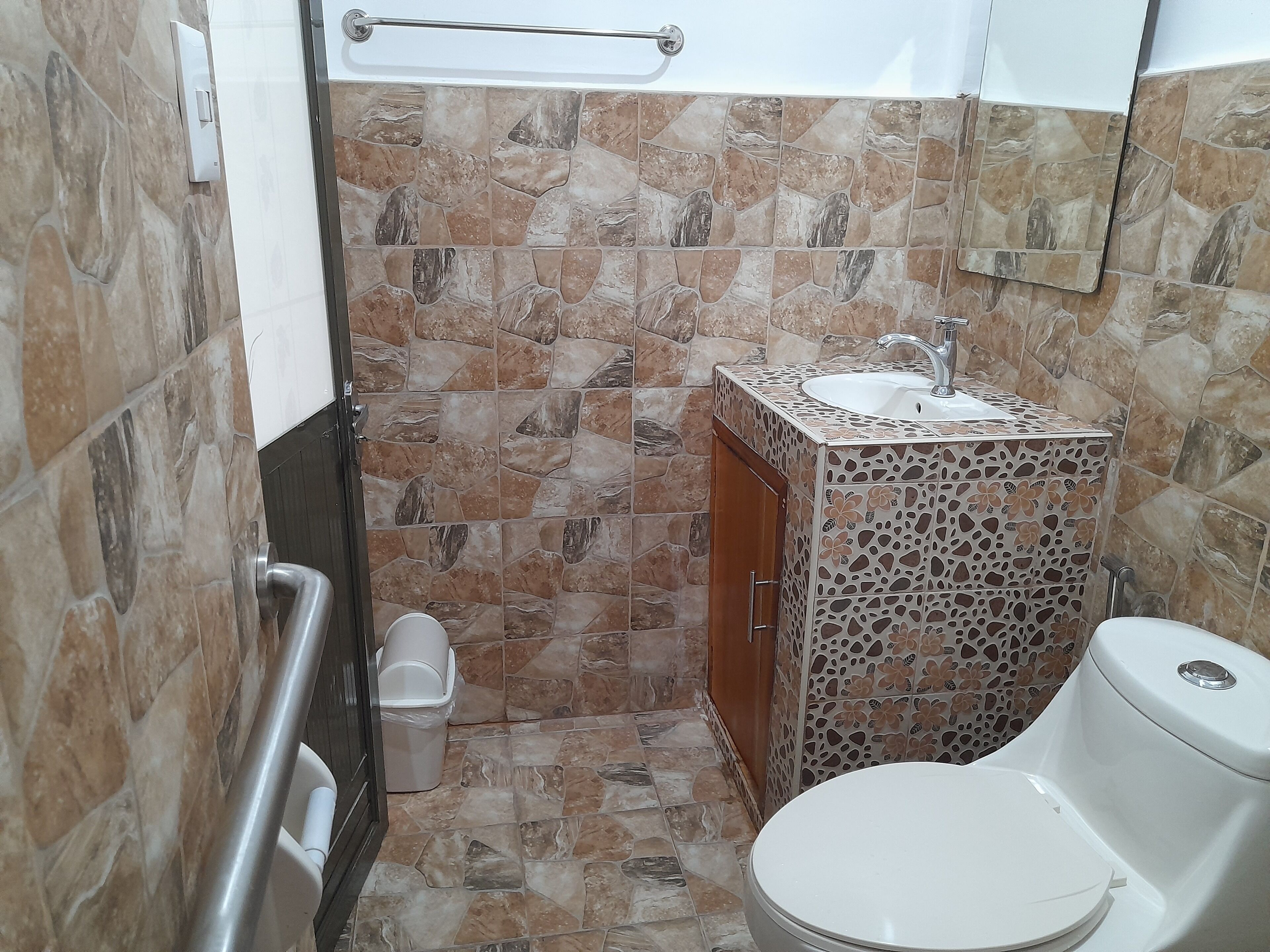 deluxe room a | bathroom | shower, free toiletries