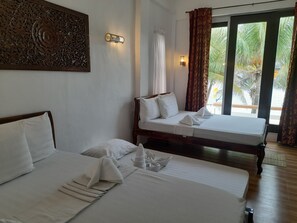 Deluxe studio | Luxe beddengoed, een kluis op de kamer, een bureau