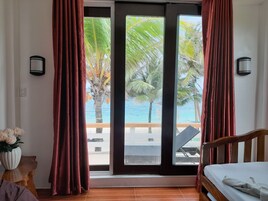 Ropa de cama de alta calidad y caja de seguridad en la habitación 