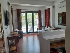 Premium bedding, in-room safe, desk, blackout curtains - Marnin's Place Boracay (Boracay Island)