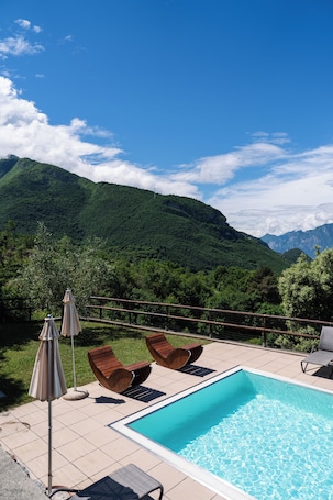 Una piscina al aire libre de temporada. Maso Salim