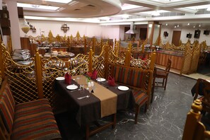 Petit déjeuner, déjeuner et dîner servis sur place