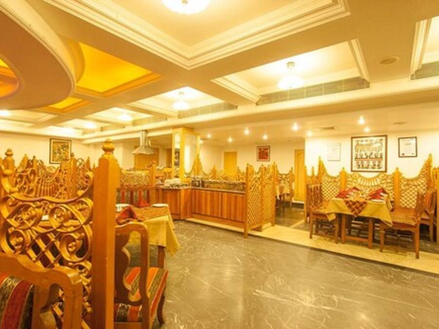 Serveert ontbijt, lunch en diner