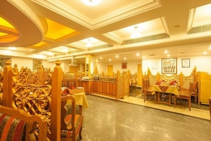 S'hi serveixen esmorzars, dinars i sopars