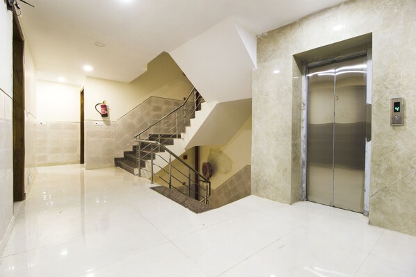 Lobby - Hotel Kelvish (New Delhi)