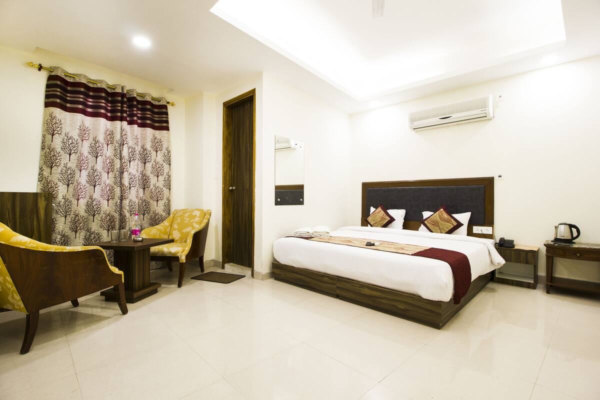 Executive Double Room, 1 King Bed, Non Smoking, City View | Desk, WiFi (free)