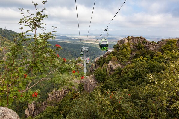 Un sistema de teleférico con un paisaje montañoso al fondo.