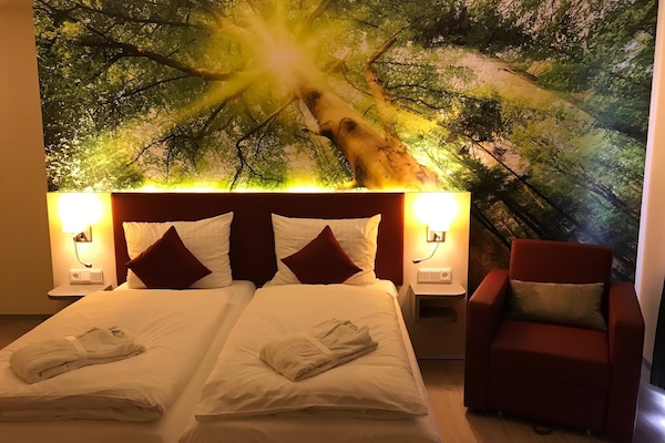 Literie hypoallergénique, coffres-forts dans les chambres, bureau