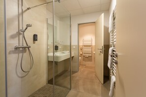 Suite, Mountain View | Bathroom | Shower, rainfall showerhead, free toiletries, hair dryer - Mythenresort Heimdall (Thale)