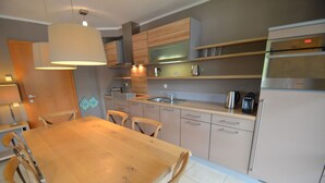 Apartment (Apartment Ski & Golf) | Private kitchen | Coffee/tea maker, full-sized fridge, microwave, oven - Apartment Ski & Golf Kaprun (Kaprun)
