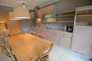 Appartement (Apartment Ski & Golf) | Privékeuken | Een koelkast/vriezer, een magnetron, een oven, een vaatwasser