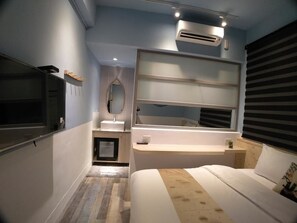 Muebles diferentes, escritorio y cortinas blackout