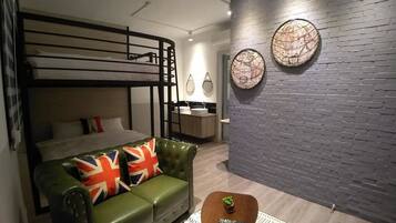 Kamar Quadruple | Dilengkapi dengan perabotan berbeda-beda dan meja kerja