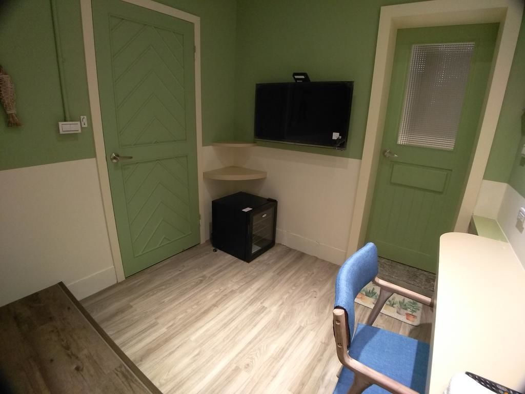 Individuell eingerichtet, Schreibtisch, Verdunkelungsvorhänge