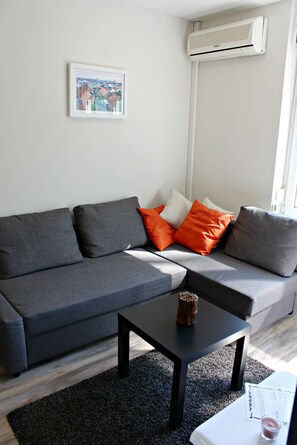 Apartment | Living room | 110-cm flat-screen TV with digital channels, LCD TV - Baltazar Studio Apartment (Zagreb)