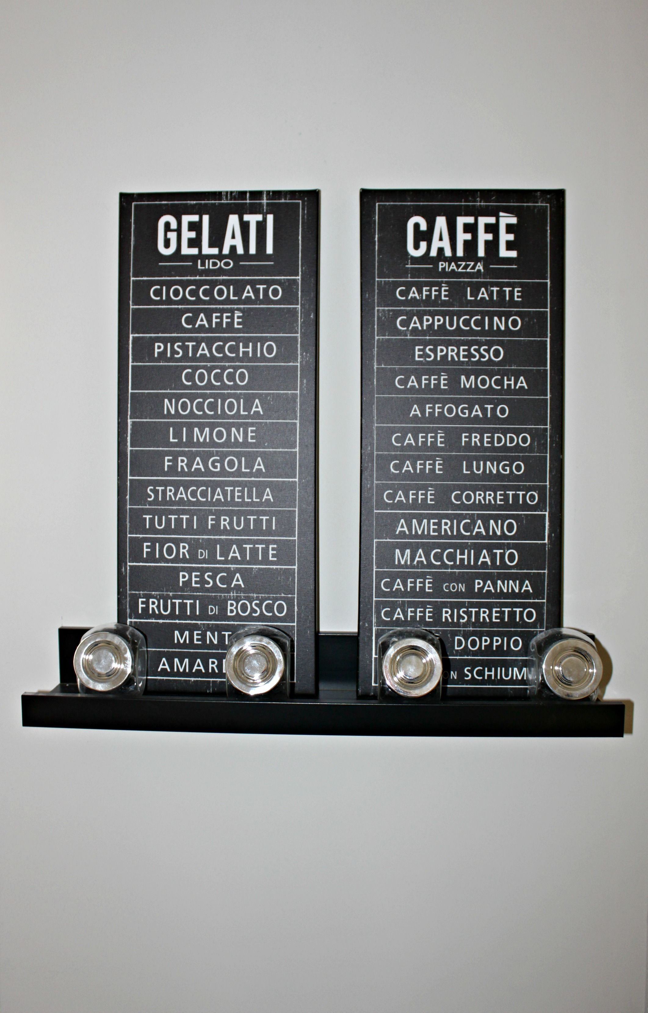 Twee verticale borden met menukeuzes voor gelato en koffie.