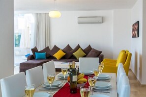 Villa, 5 Bedrooms | In-room dining