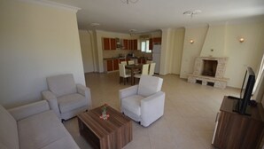 Villa, 3 slaapkamers | Woonkamer | Flatscreentelevisie