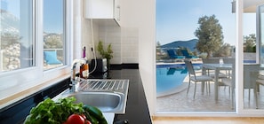 Refrigerador con freezer, microondas, horno, placa de cocina