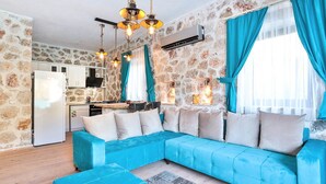 Villa, 2 habitaciones | Sala de estar | Televisión de pantalla plana 