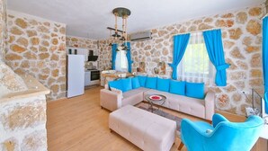Villa, 2 habitaciones | Sala de estar | Televisión de pantalla plana 