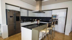 Villa, 5 Schlafzimmer | Essbereich im Zimmer