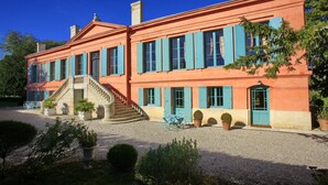 A two-story building with a symmetrical facade, a central staircase, and a gravel courtyard. - Château Pont Saint-Martin (Leognan)