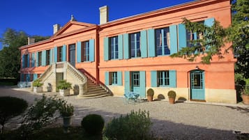 Fachada de la propiedad