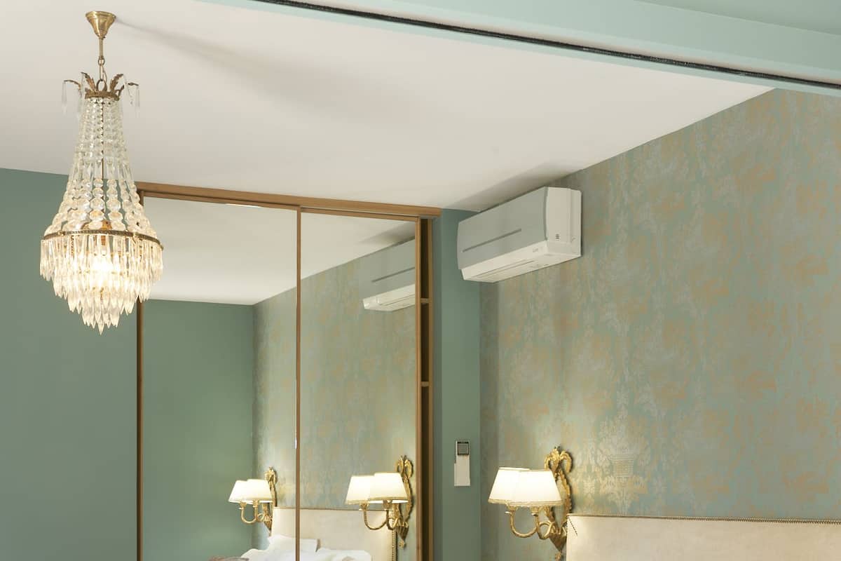 Suite (Montesquieu) | Minibar, desk, soundproofing, iron/ironing board (on request)