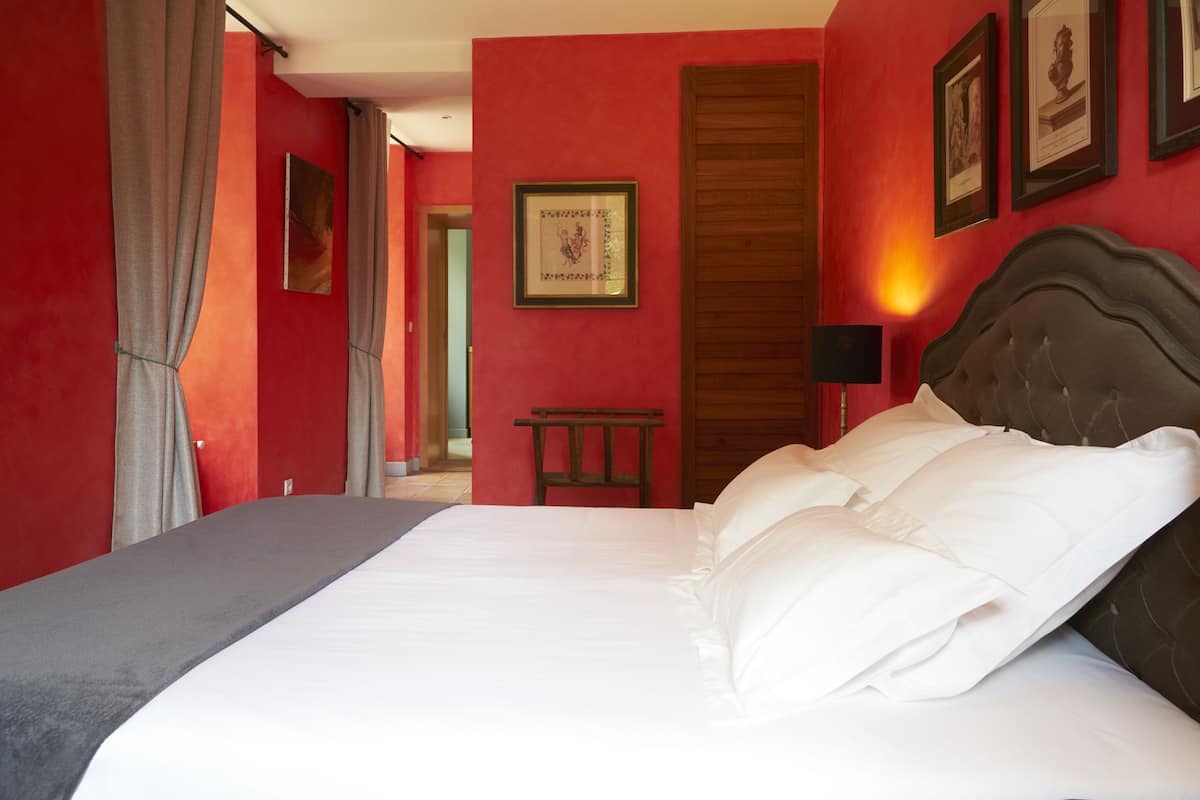Comfort Suite (Suite Chateau) | Minibar, desk, soundproofing, iron/ironing board (on request)